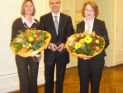 Von links nach rechts: Tanja Weber (Studiengang 2004/2005). Dr. Ulrich Granzer, DGRA-Vorsitzender. Dr. Ursula Schickel (Studiengang 2004/2005).